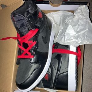 9 1/2  Aiir JORDAN 1’s  Black Red. New Never Worn